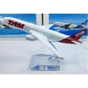 Maqueta avión TAM B777-2