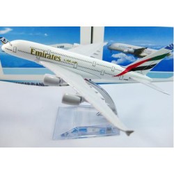 http://www.thesuitcaseshop.com/505-1195-thickbox/maqueta-avion-tam-b777-2.jpg